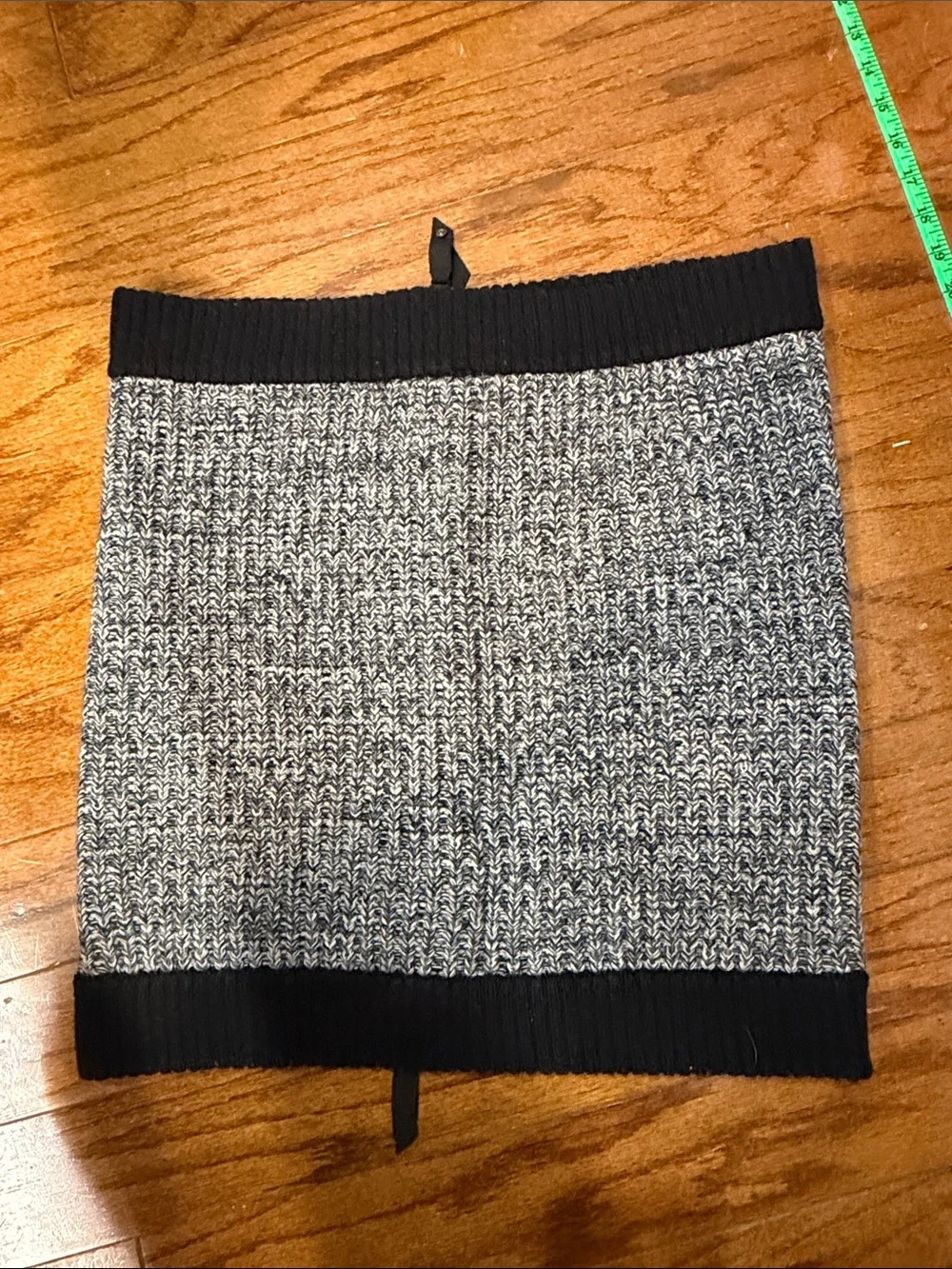329. Lululemon Falling Freely Wool Neck Warmer Scarf White Black